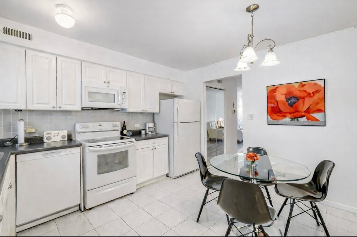 9387 Bay Colony Drive, Des Plaines, IL 60016