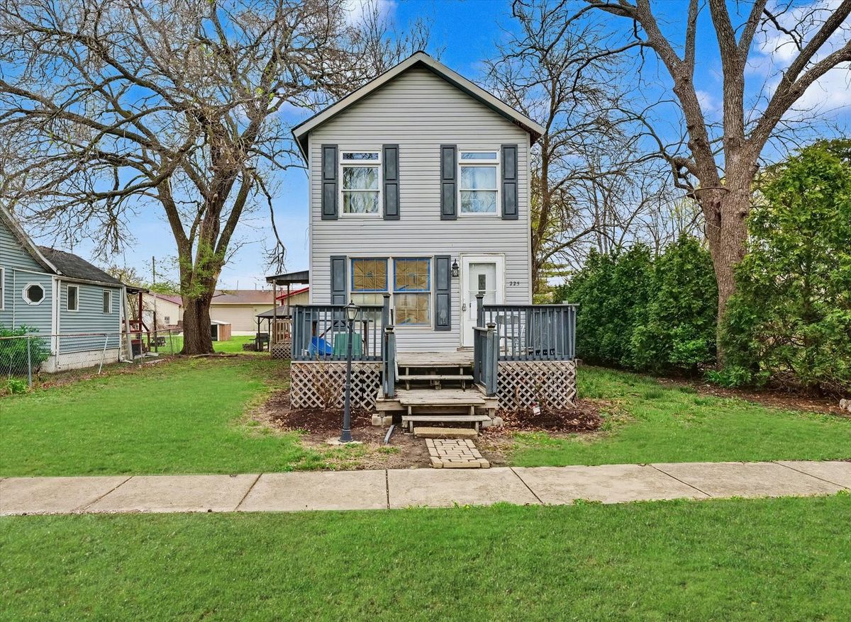 225 Pine Street, Paxton, IL 60957