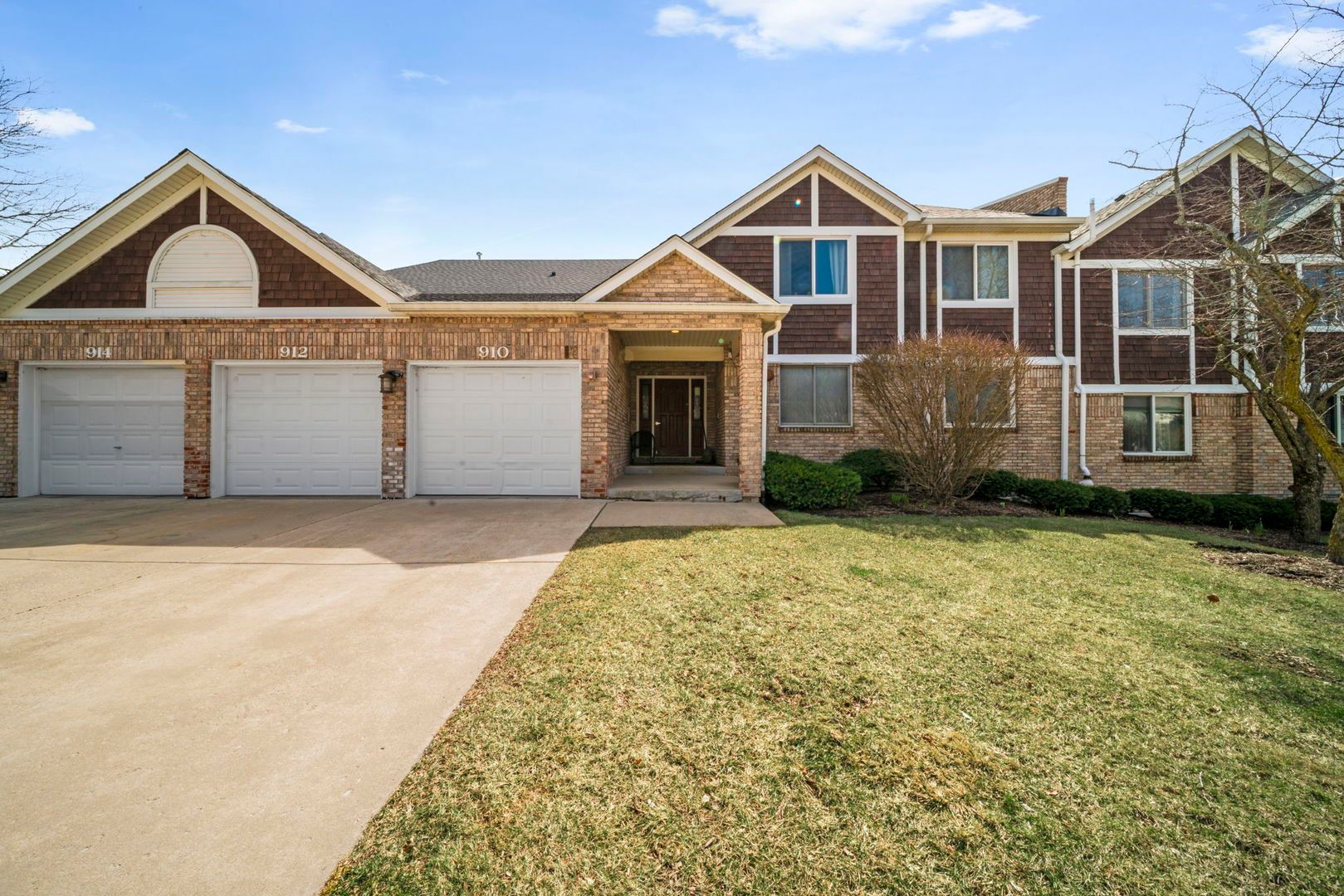 910 Thornwood Drive #910 — St. Charles, IL 60174