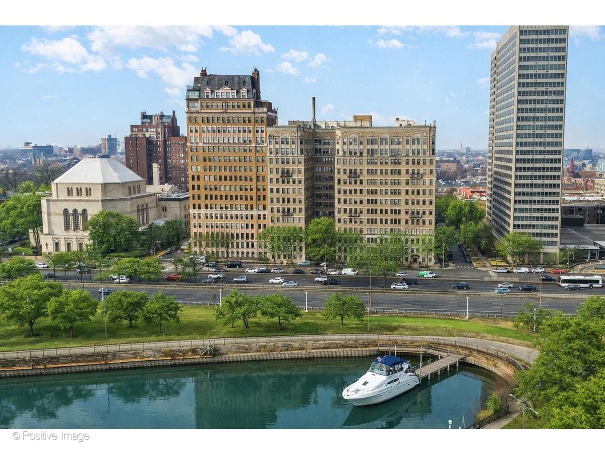 3500 Lake Shore Drive, Chicago, IL 60657