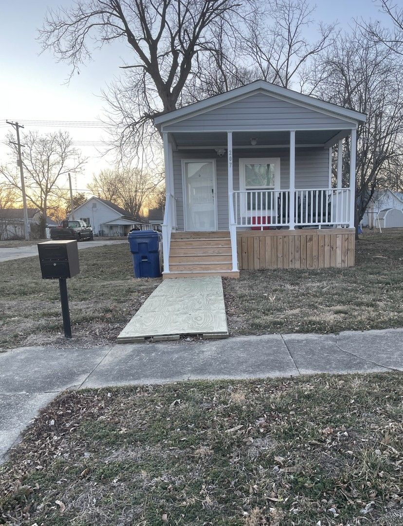 205 & 207 5th Street — Carmi, IL 62821