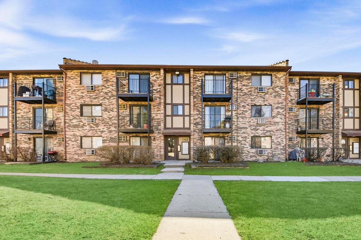 142 Klein Creek Court, Carol Stream, IL 60188