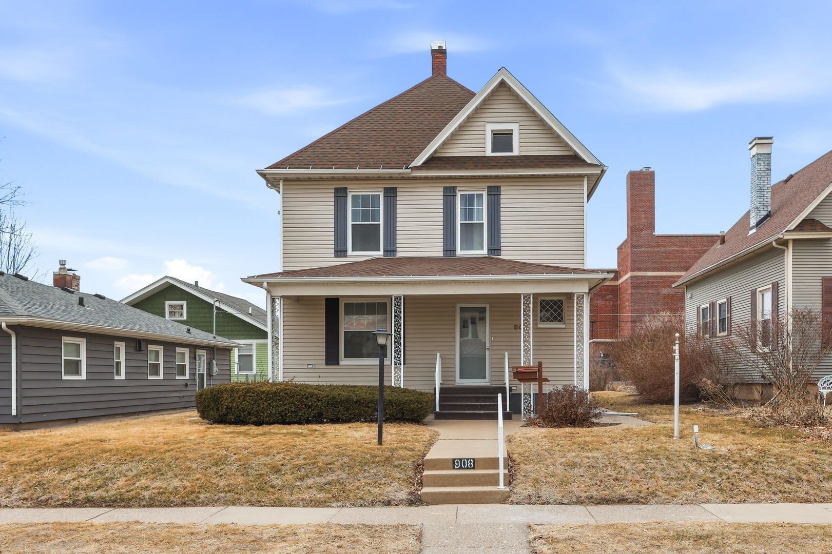 908 Grand Court — Davenport, IA 52803
