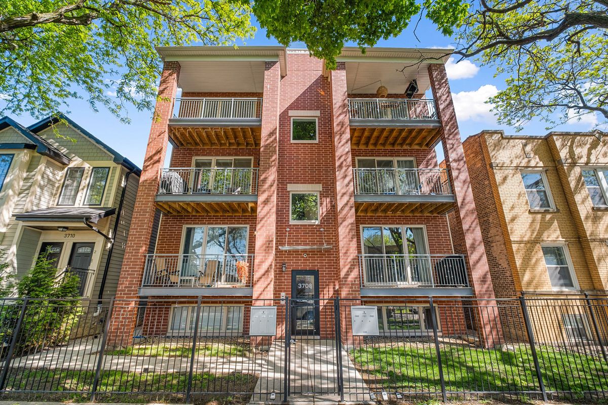 3708 CORNELIA Avenue, Chicago, IL 60618