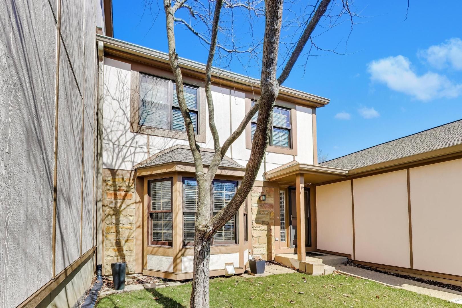 1037 Wheaton Oaks Drive — Wheaton, IL 60187