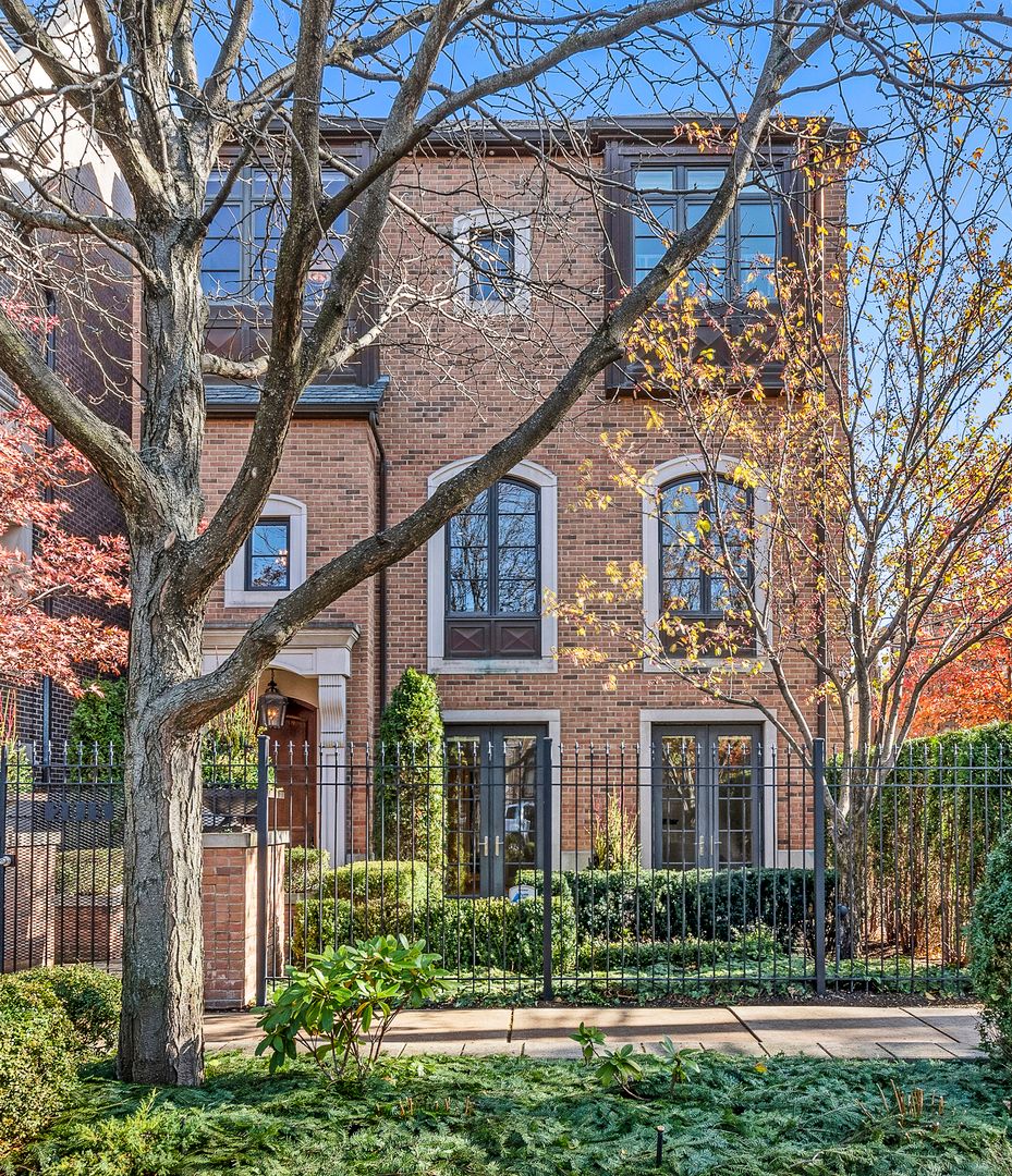 2615 N Paulina Street — Chicago, IL 60614