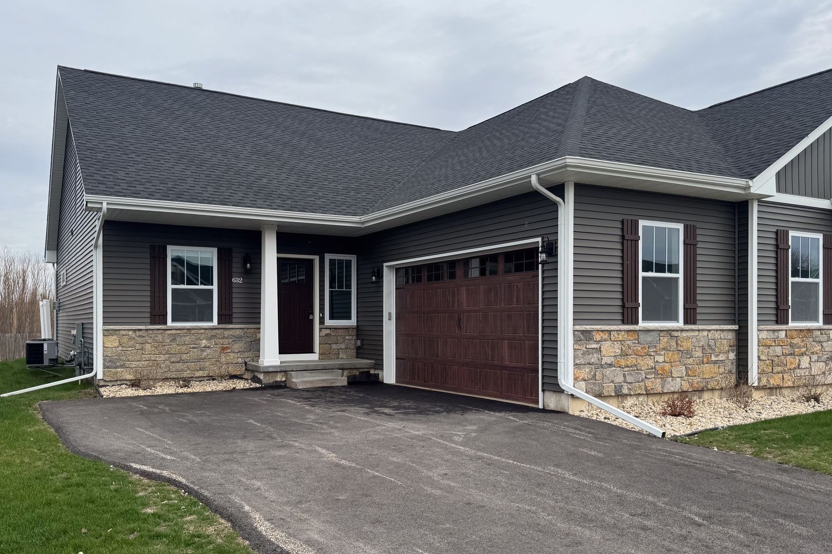 632 Anjali Court #L — Sycamore, IL 60178