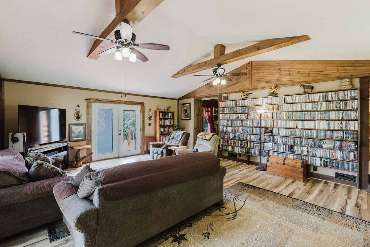 690 Ganntown Lane, Grantsburg, IL 62943