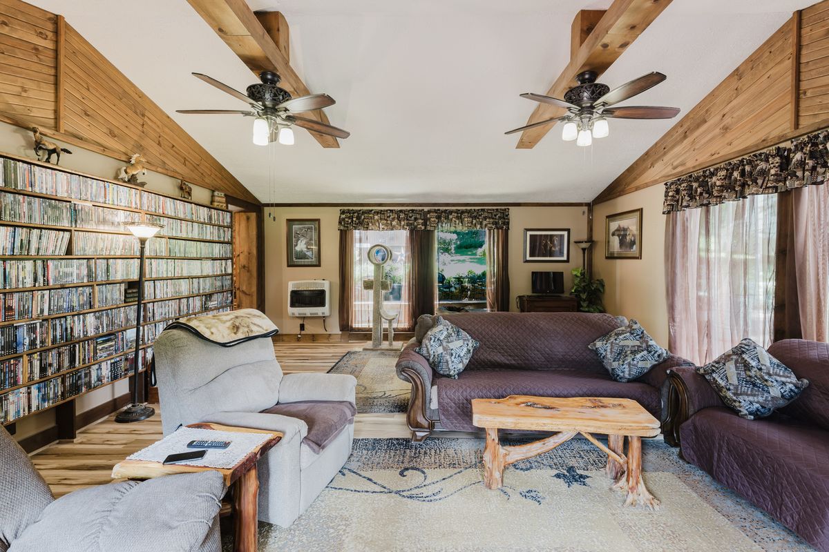 690 Ganntown Lane, Grantsburg, IL 62943