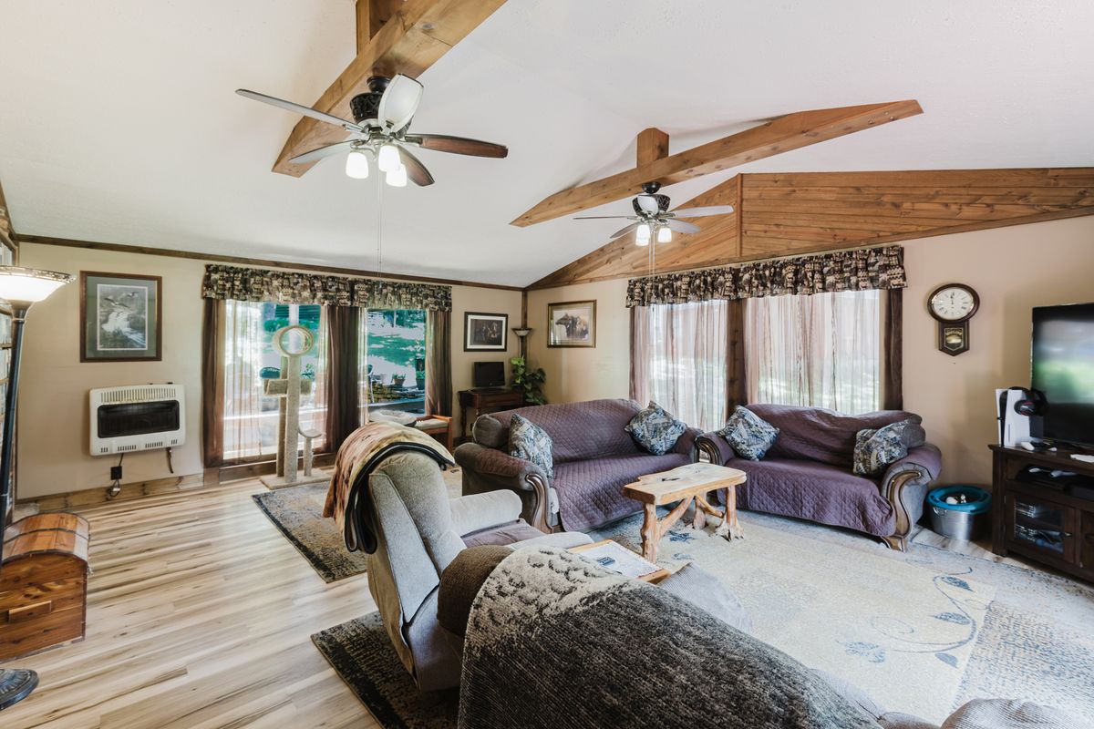 690 Ganntown Lane, Grantsburg, IL 62943