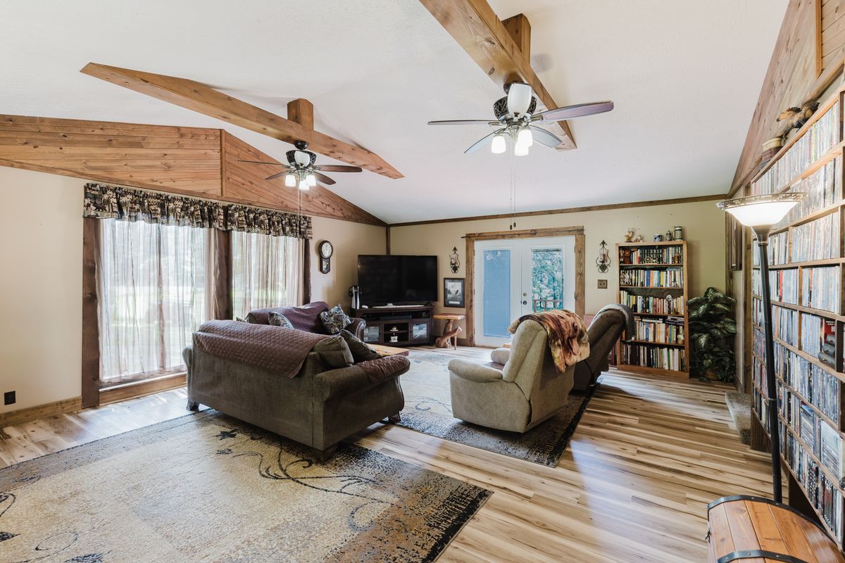 690 Ganntown Lane, Grantsburg, IL 62943