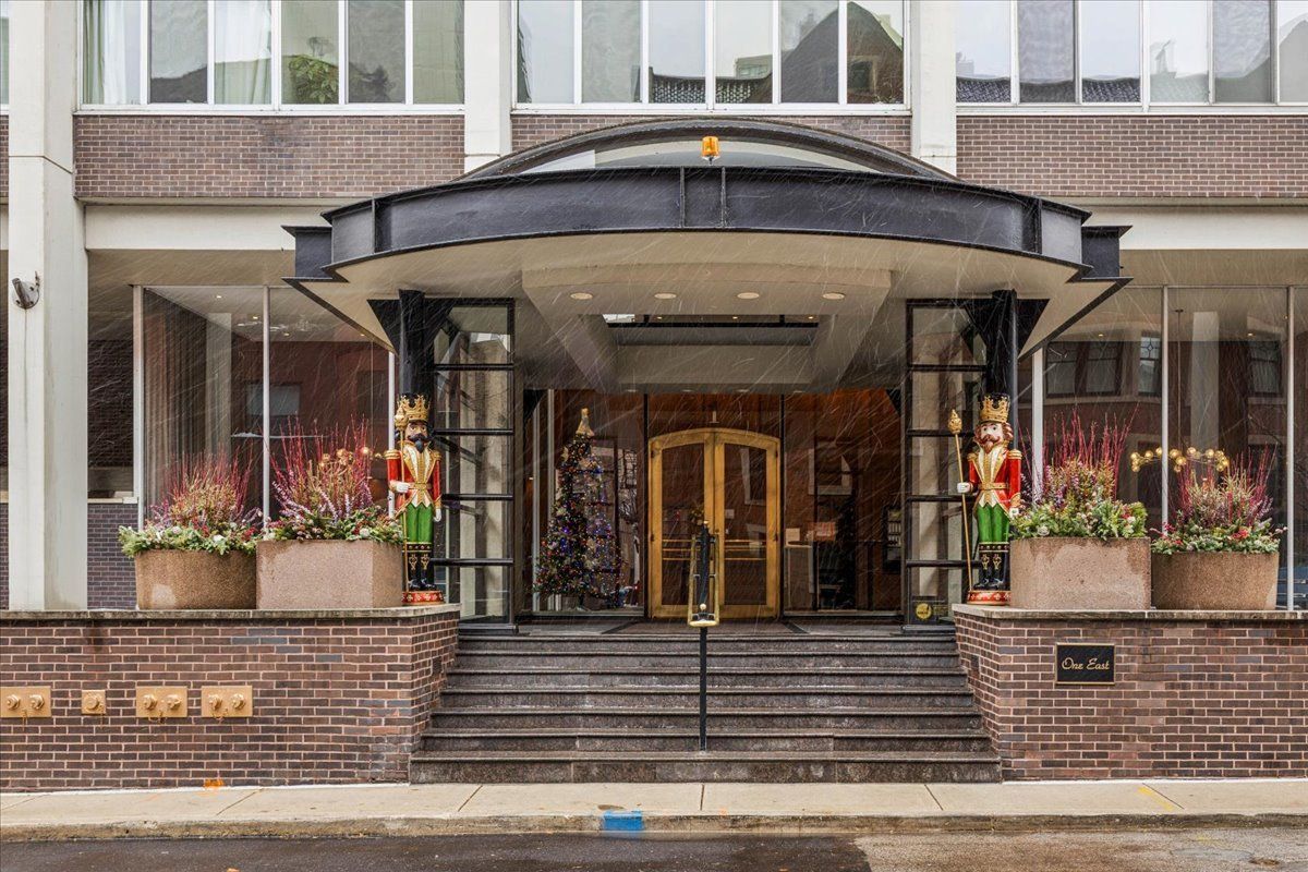 1 Schiller Street, Chicago, IL 60610