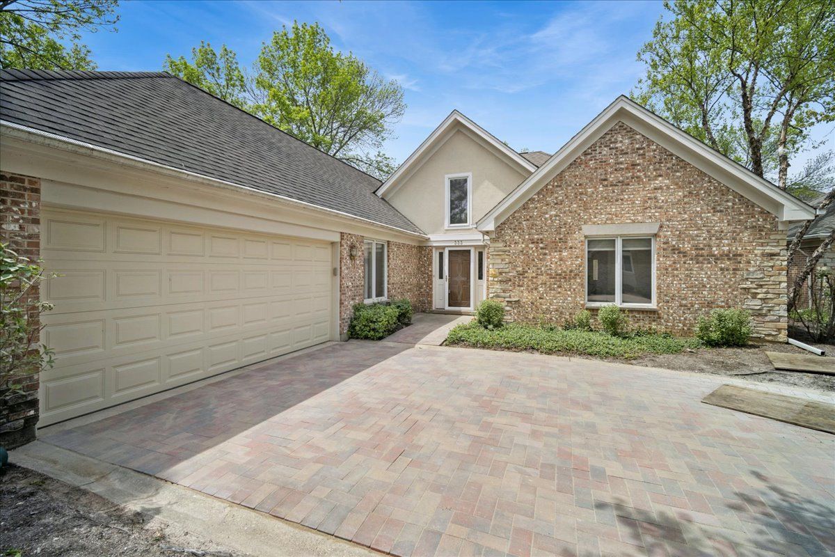 333 Rivershire Court — Lincolnshire, IL 60069