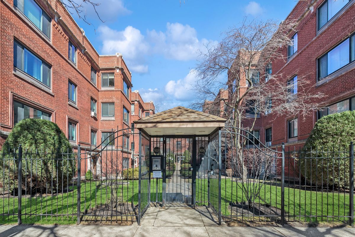 908 Sunnyside Avenue, Chicago, IL 60640