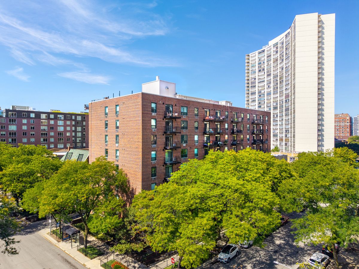 3900 Pine Grove Avenue, Chicago, IL 60613