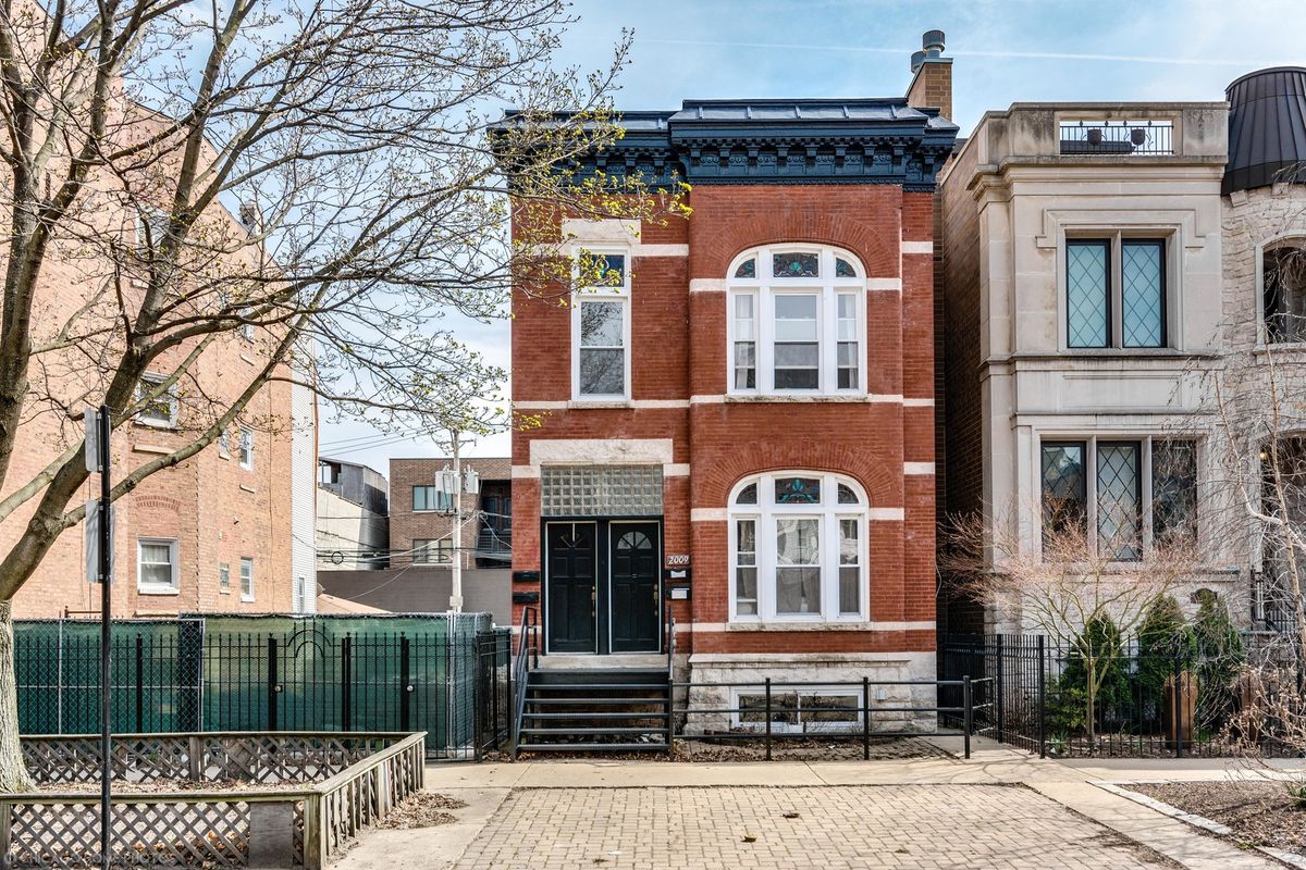 2009 HURON Street, Chicago, IL 60612