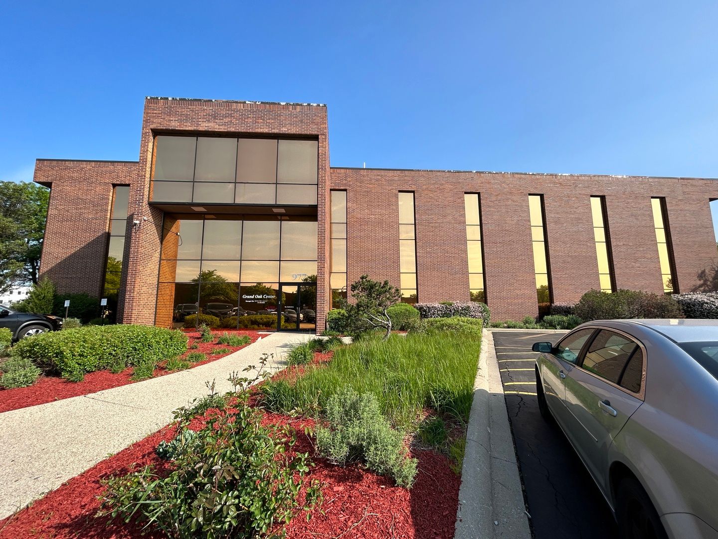 977 N OAKLAWN Avenue — Elmhurst, IL 60126