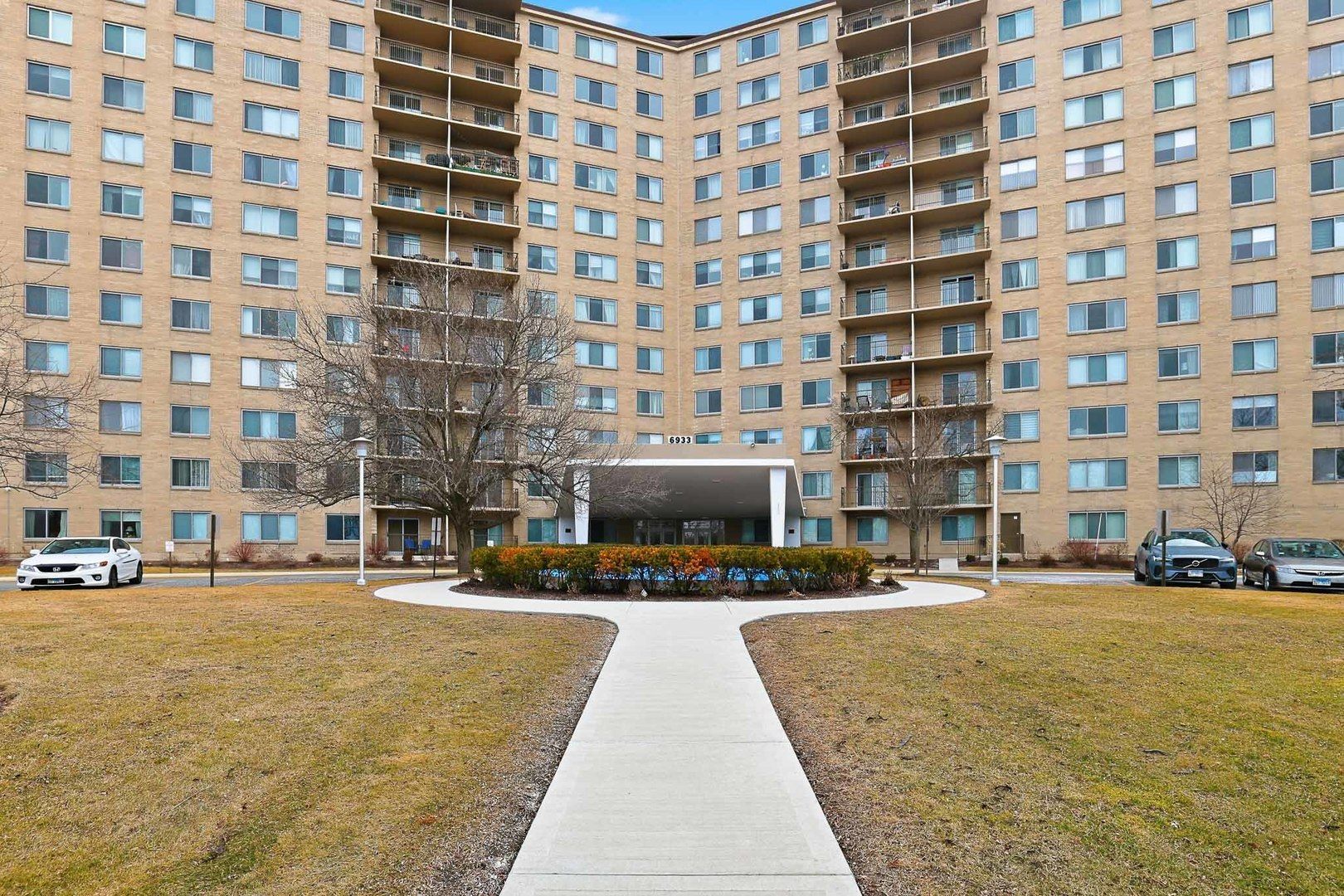 6933 N Kedzie Avenue #202 — Chicago, IL 60645