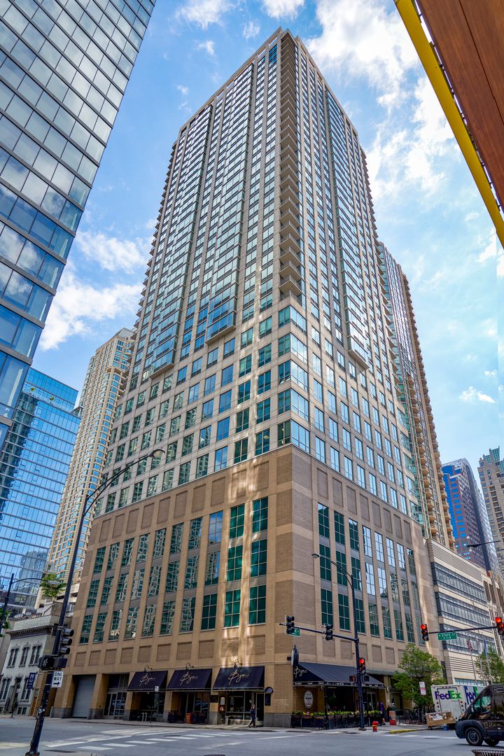 2 E ERIE Avenue #1214 — Chicago, IL 60611