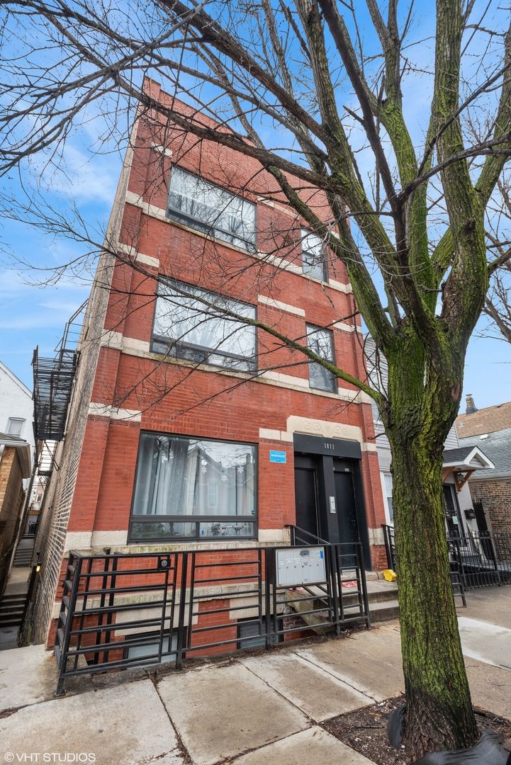 1811 W 17th Street #303 — Chicago, IL 60608