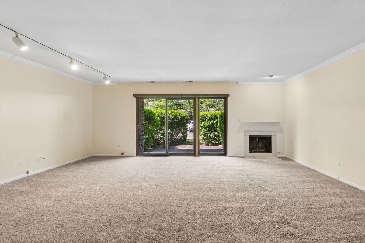 925 Spring Hill Drive #102, Northbrook, IL 60062