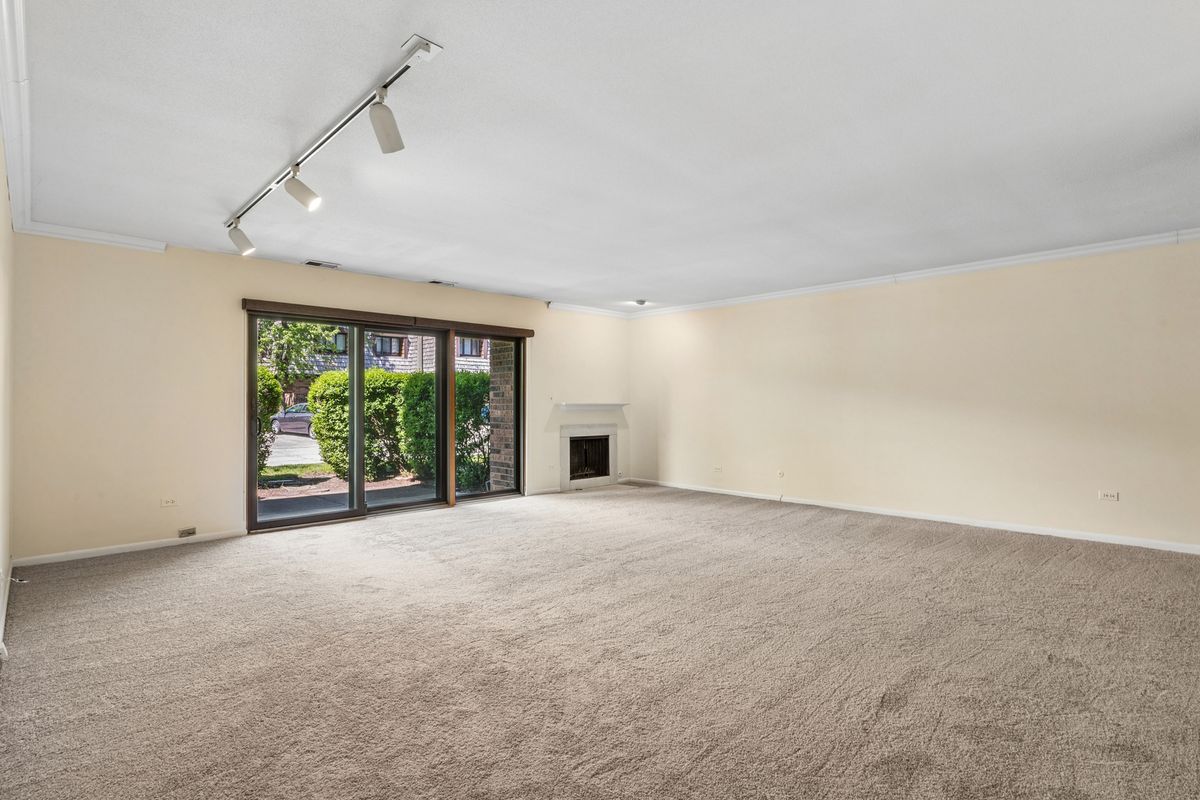 925 Spring Hill Drive #102, Northbrook, IL 60062