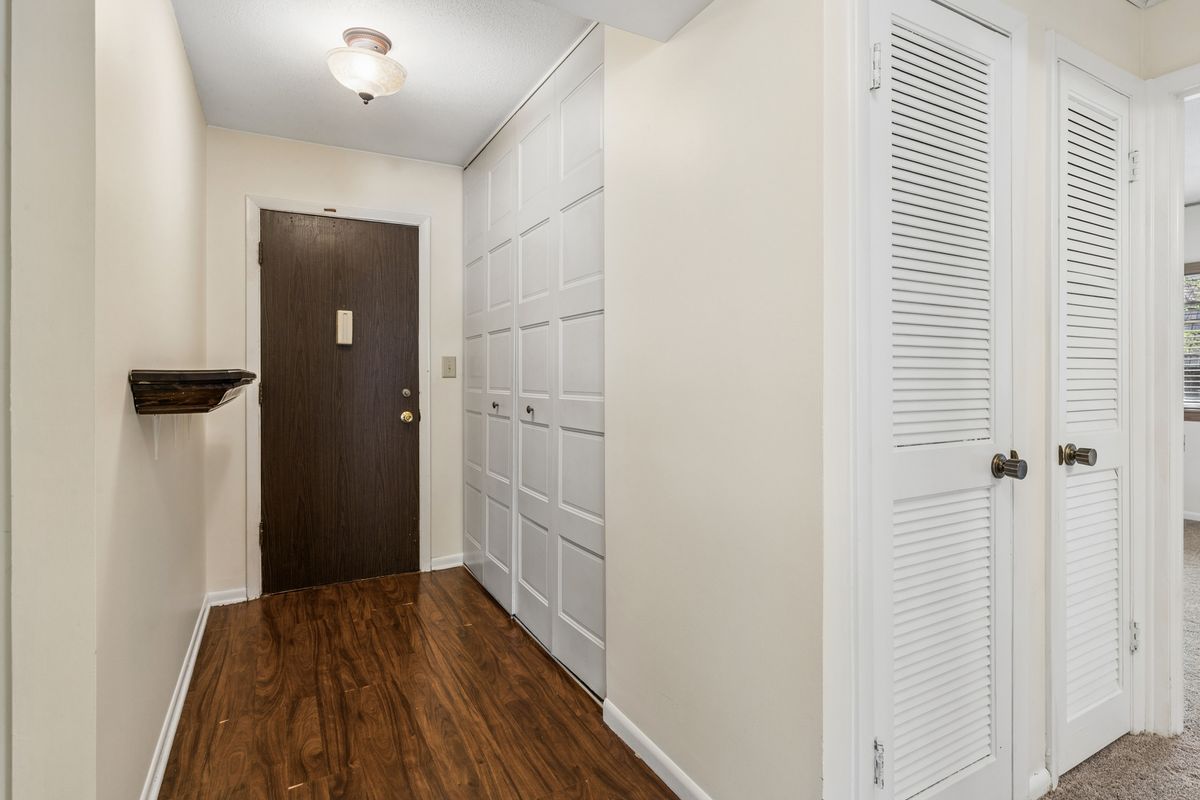 925 Spring Hill Drive #102, Northbrook, IL 60062