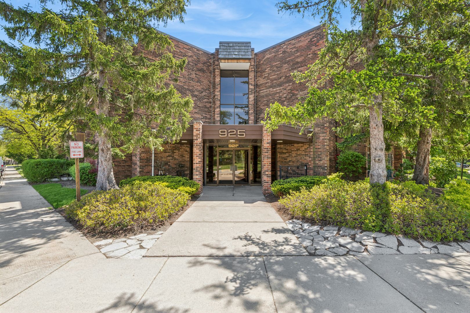 925 Spring Hill Drive #102 — Northbrook, IL 60062