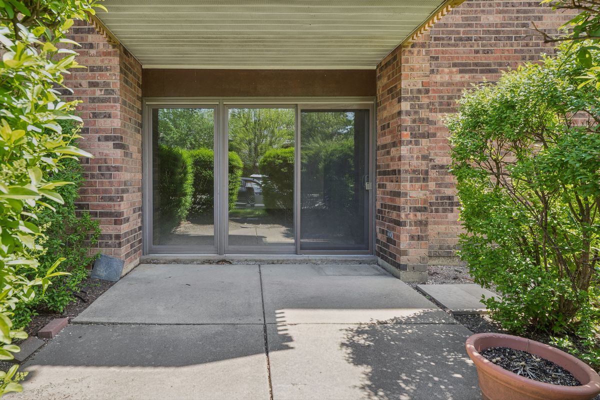 925 Spring Hill Drive #102, Northbrook, IL 60062