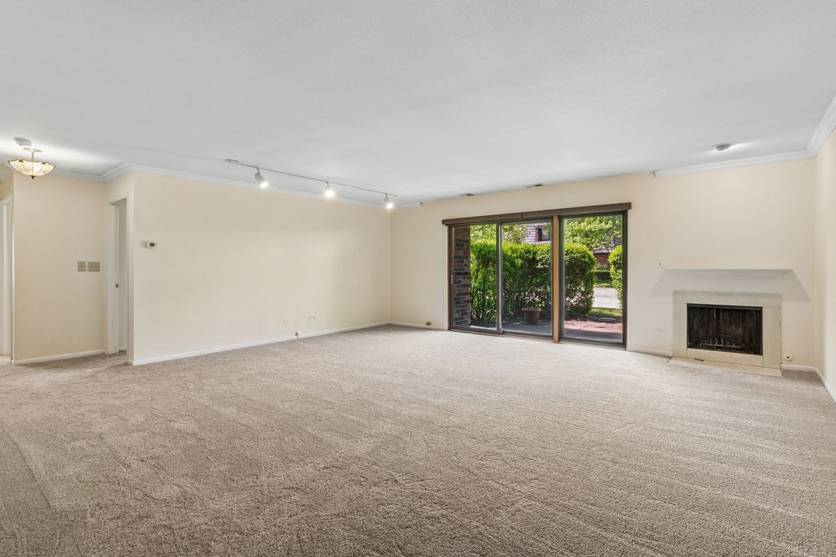 925 Spring Hill Drive #102, Northbrook, IL 60062