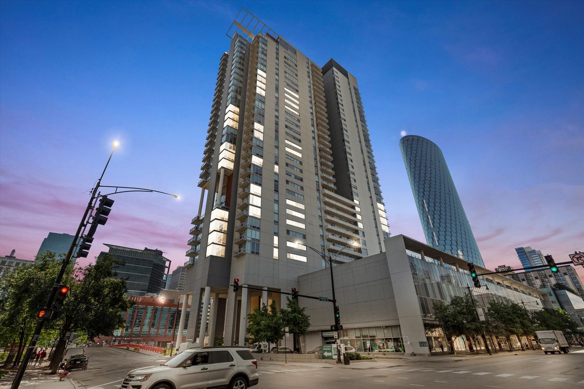 737 Washington Boulevard, Chicago, IL 60661