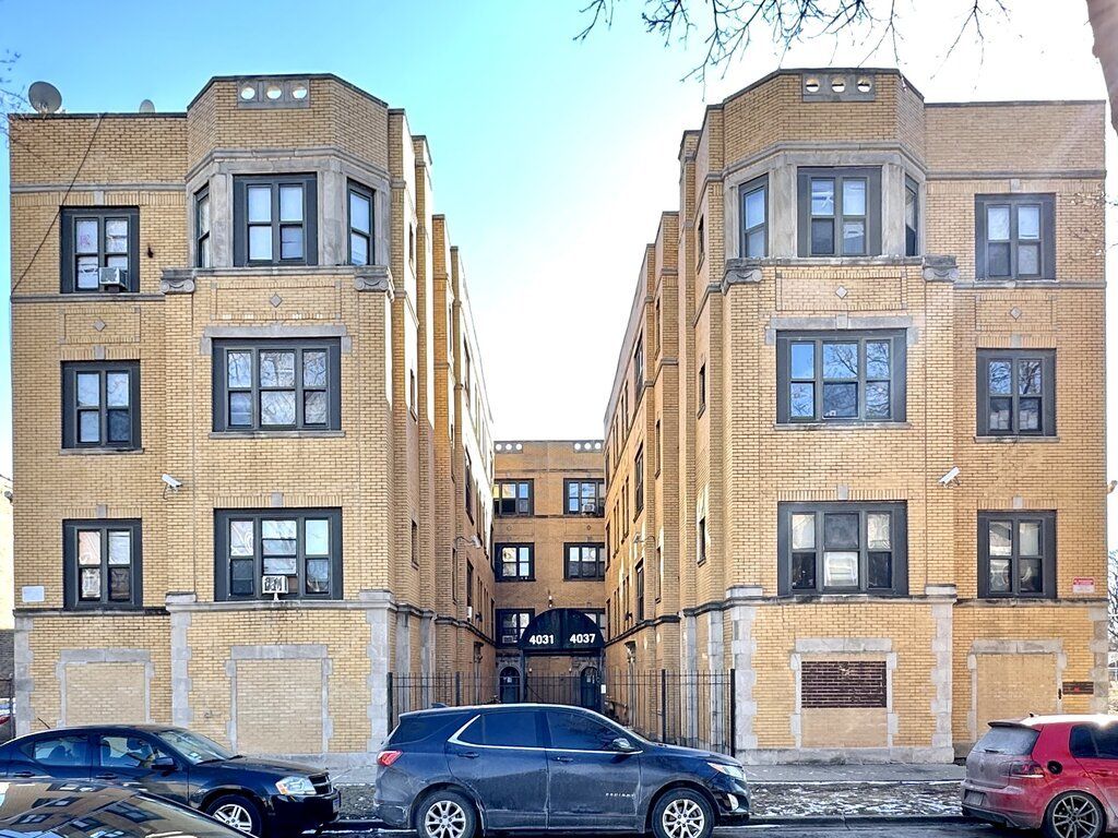 4035 W Gladys Avenue #2N — Chicago, IL 60624