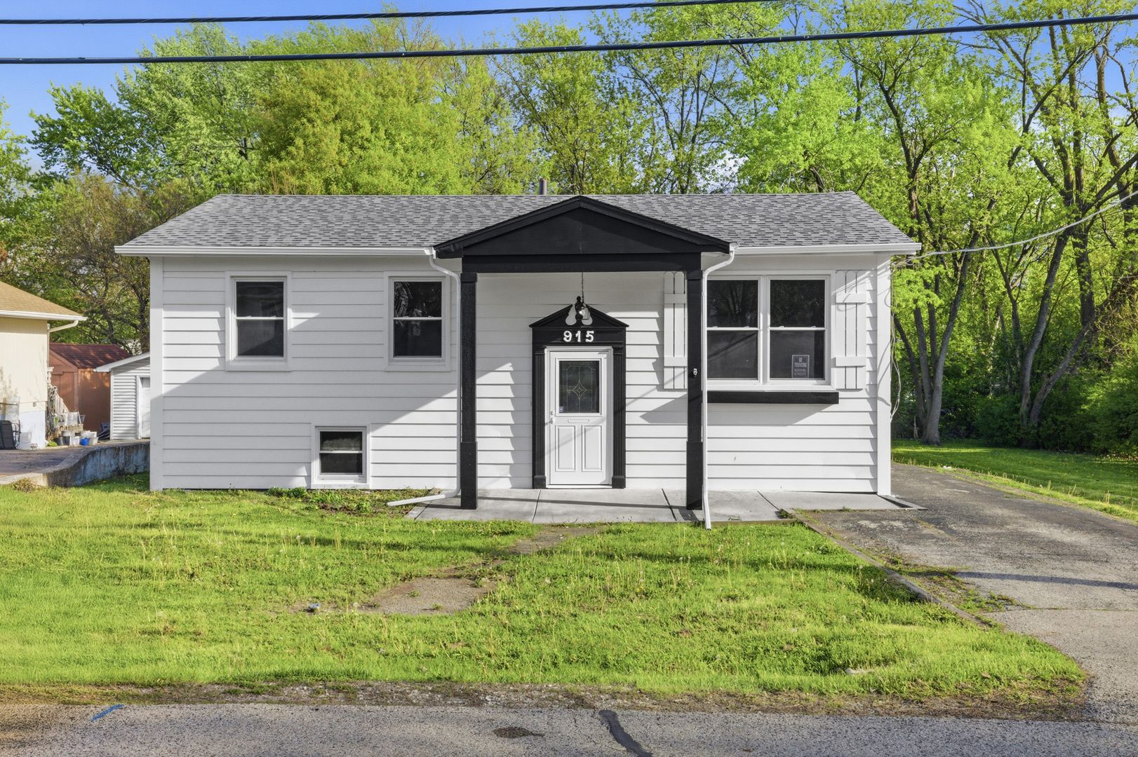 915 Mayfield Drive — Round Lake Beach, IL 60073