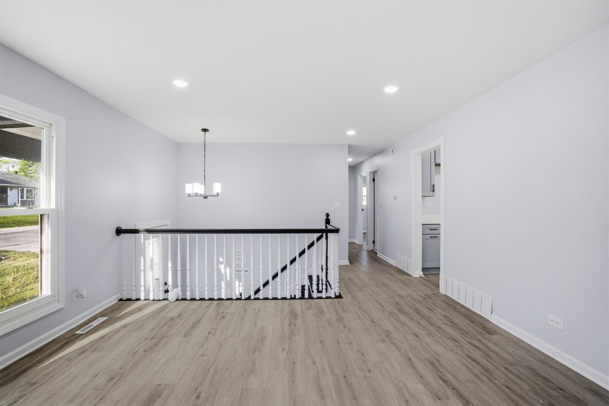 915 Mayfield Drive, Round Lake Beach, IL 60073