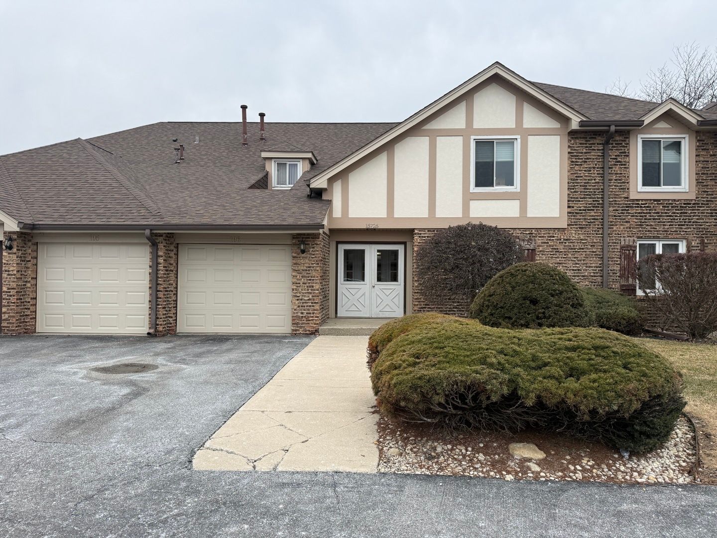 15726 Orlan Brook Drive #195 — Orland Park, IL 60462