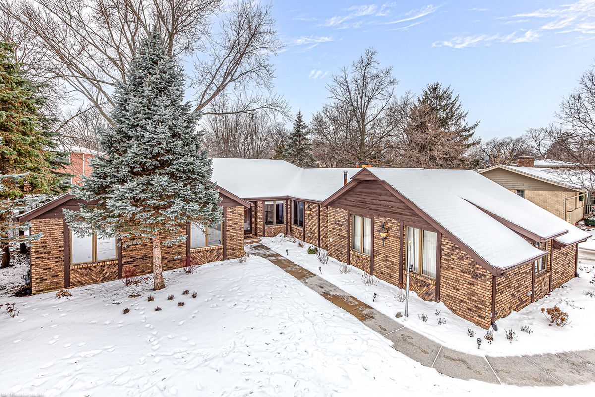 6729 Menominee Parkway, Palos Heights, IL 60463