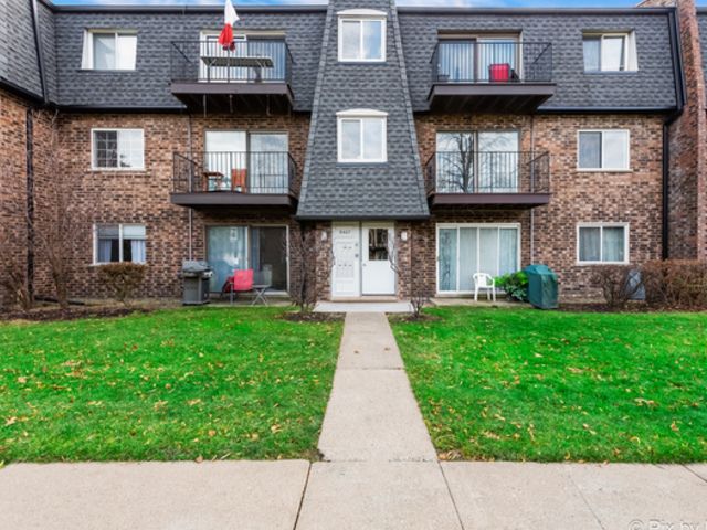 9407 Bay Colony Drive #2W — Des Plaines, IL 60016