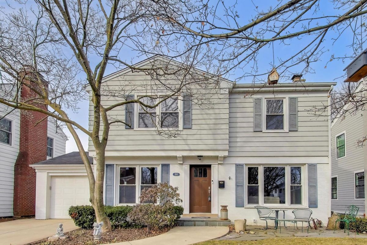 200 Derbyshire Lane, Arlington Heights, IL 60004