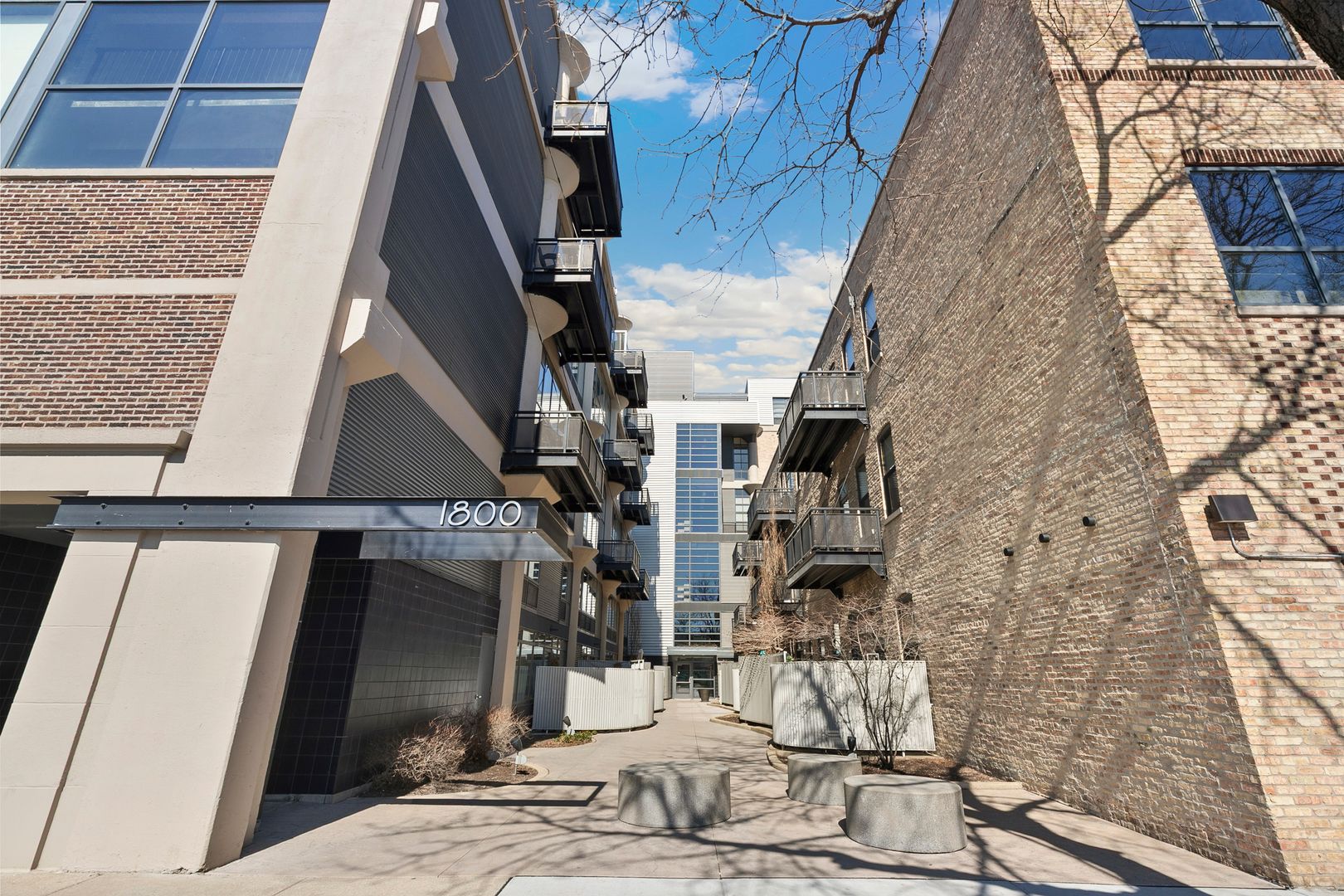 1800 W Grace Street #411 — Chicago, IL 60613