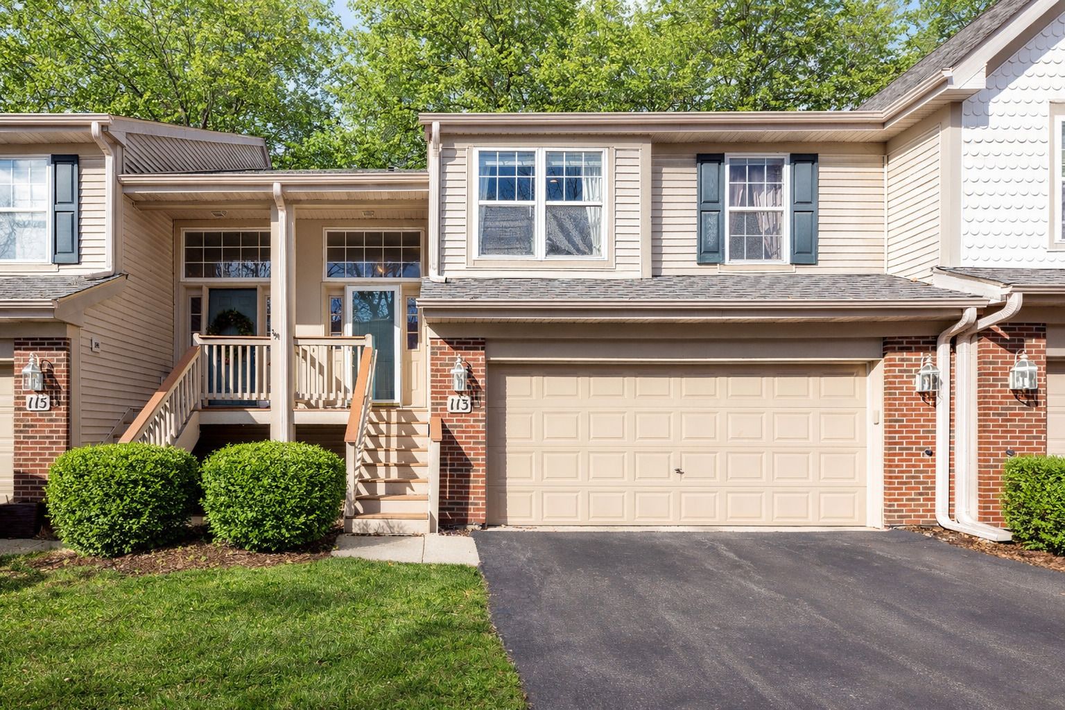 113 Meredith Lane #10-3 — Streamwood, IL 60107
