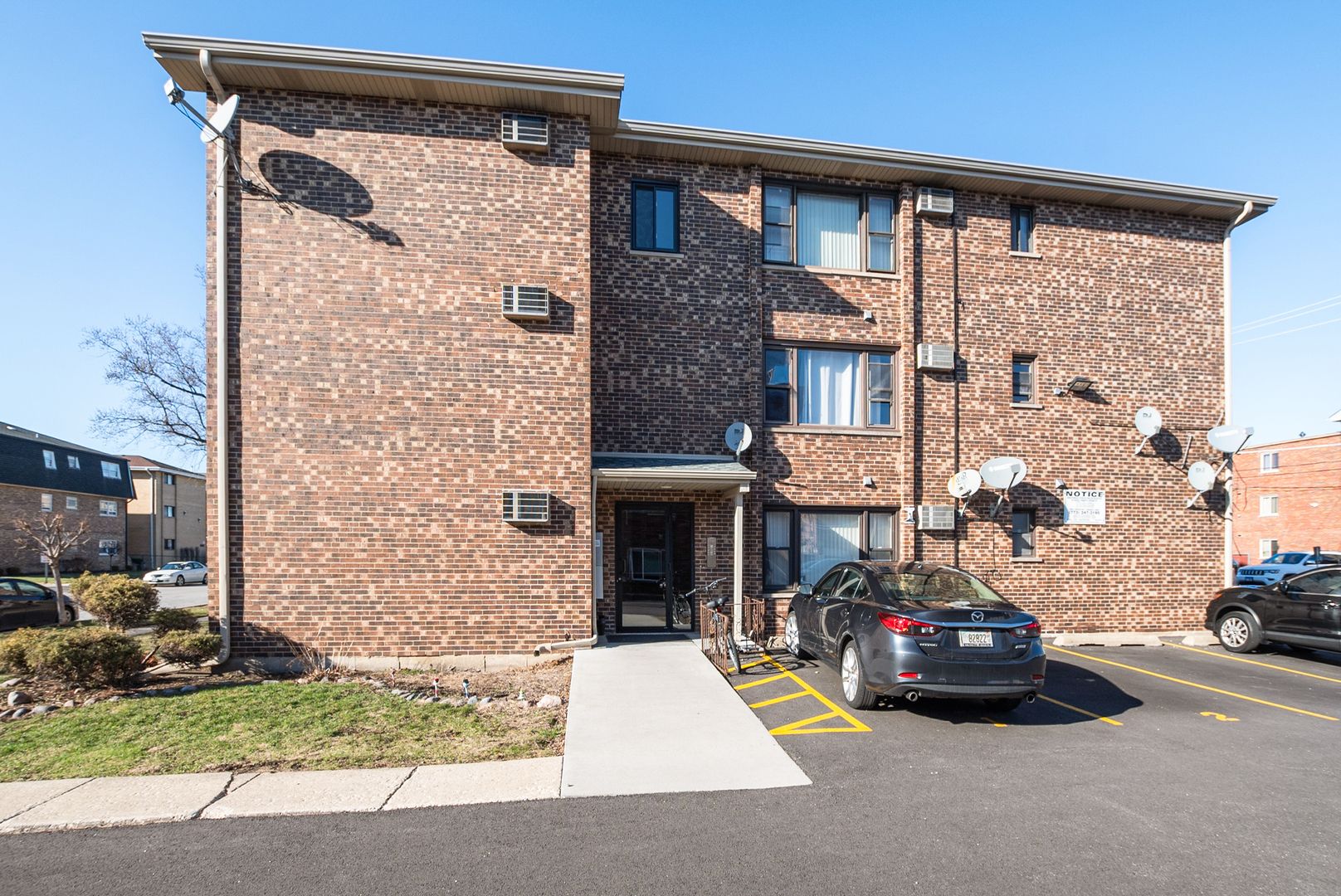 10625 Parkside Avenue #8 — Chicago Ridge, IL 60415