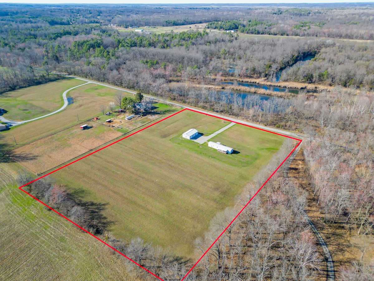 24555 Legion Road, Stonefort, IL 62987