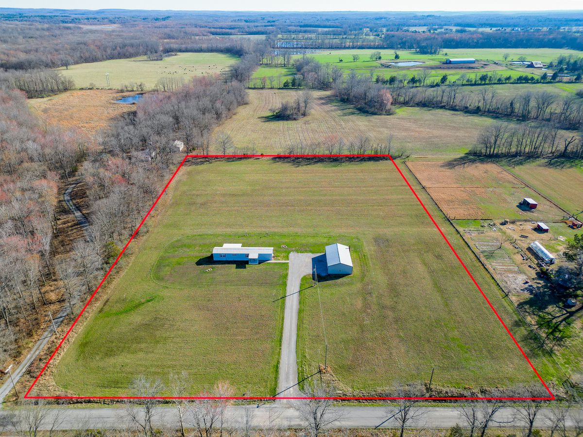 24555 Legion Road, Stonefort, IL 62987