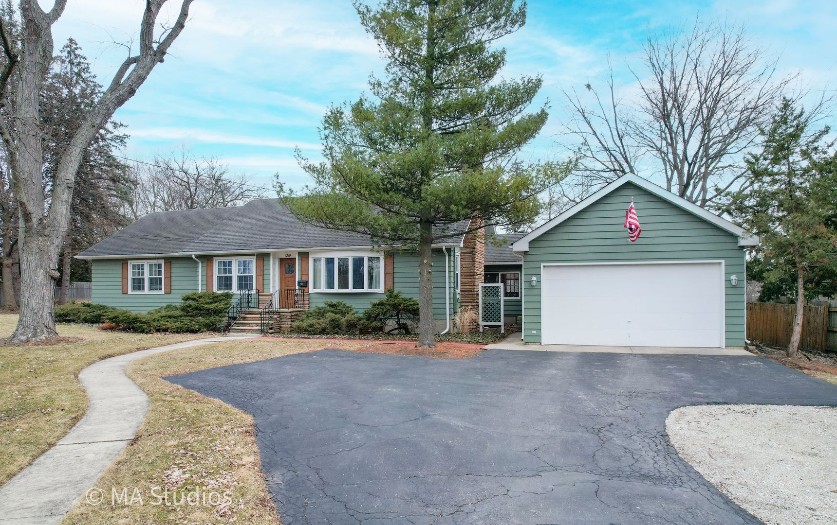 1219 Golf Lane — Wheaton, IL 60189