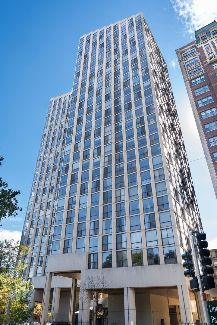 345 W Fullerton Parkway #1801 — Chicago, IL 60614
