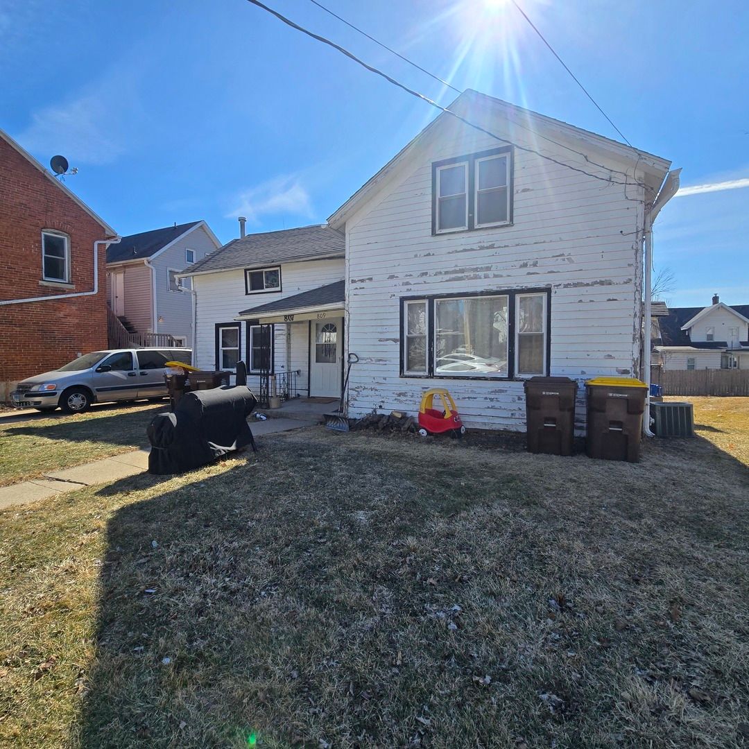 807 Pleasant Street, Freeport, IL 61032