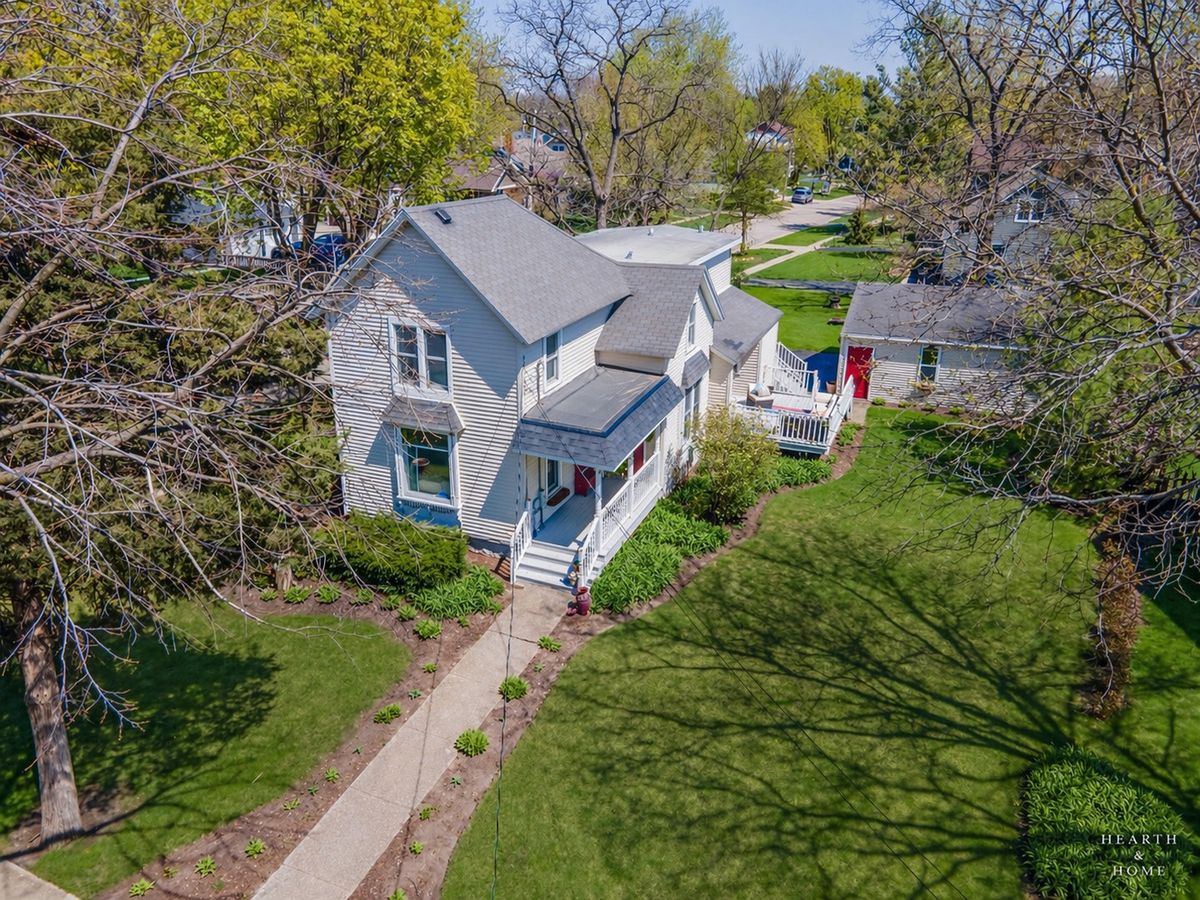 121 Walkup Avenue, Crystal Lake, IL 60014