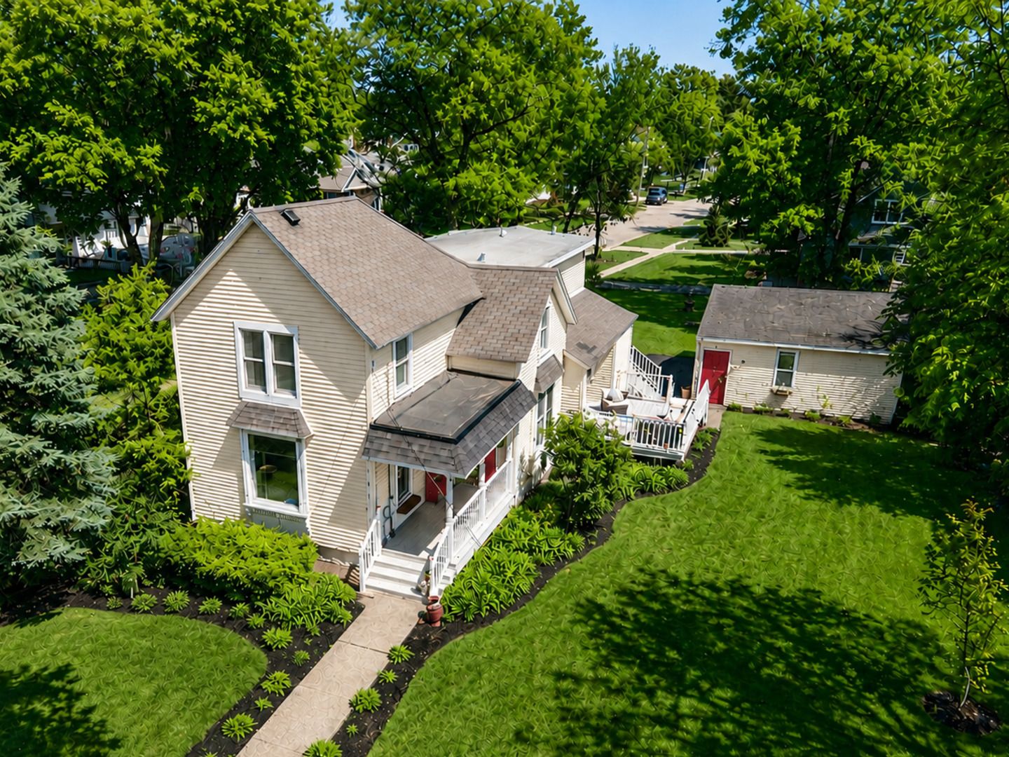 121 S Walkup Avenue — Crystal Lake, IL 60014