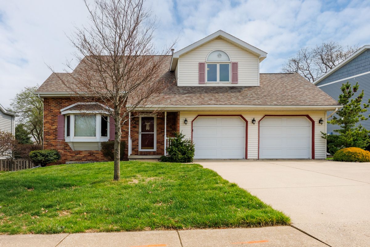 1304 Hershey Road, Bloomington, IL 61704