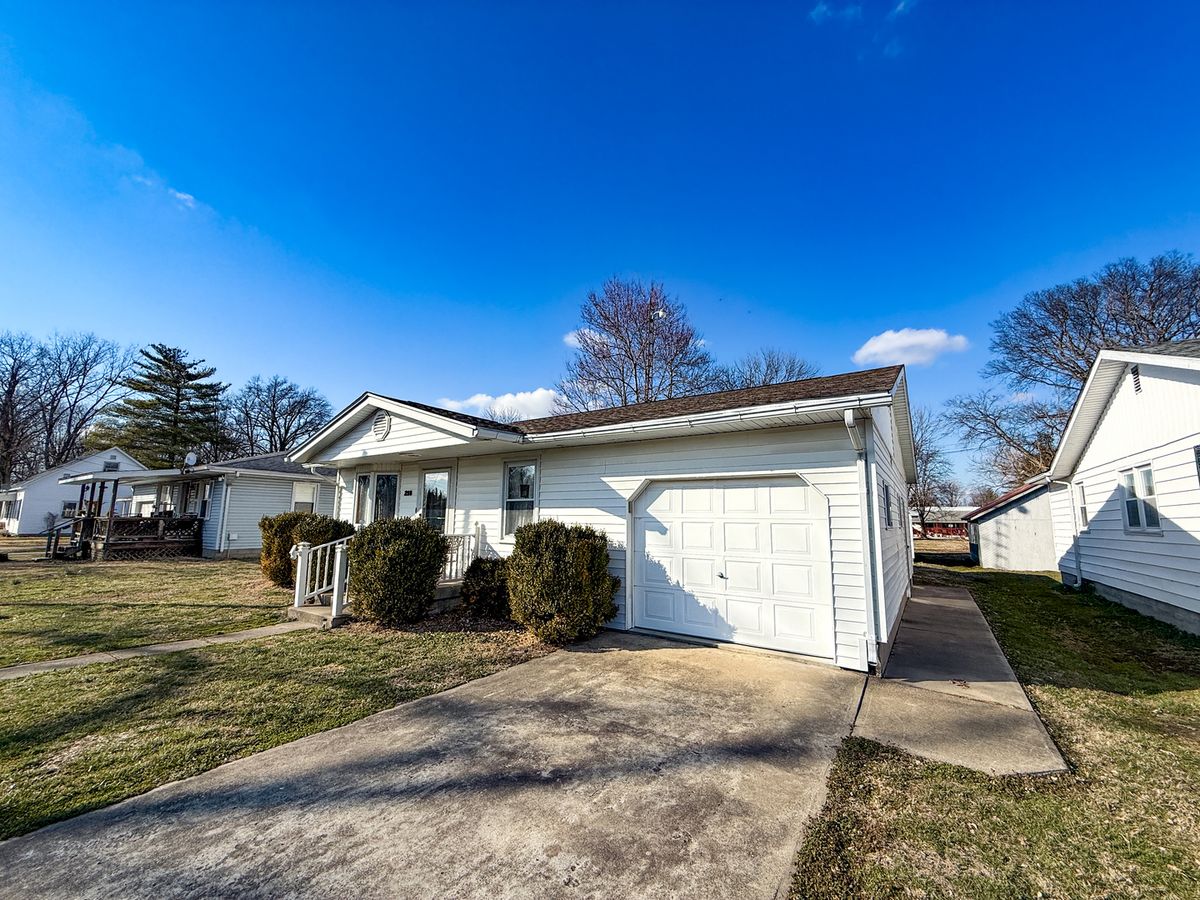 218 3rd Street, Clay City, IL 62824